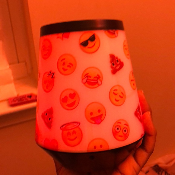 A Bluetooth speaker - Picture 2 of 4